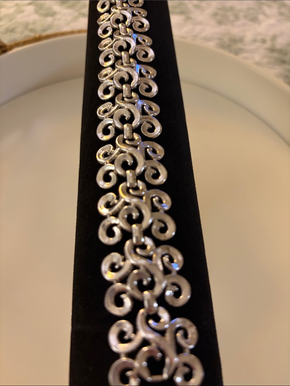 Trifari signed silver tone vintage 1950’s curl scroll motif bracelet. Stunning. - Picture 6 of 6